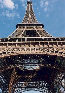 パリ、エッフェル塔見上げ。