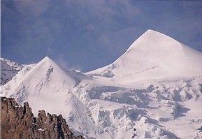 スイス、インターラーケンのユングフラウ登山鉄道より「おっぱい山」を見る。