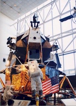 スミソニアン航空宇宙博物館　月ロケットアポロ11号月面着陸