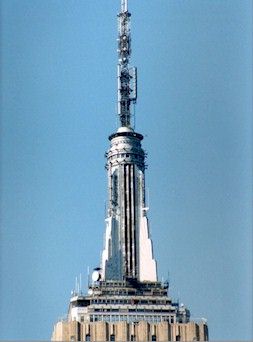 ニューヨーク エムパイヤ・ステートビル　朝日に輝く塔見上げ
