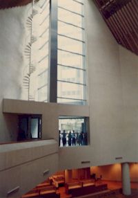 ニューヨーク・超高層ビルの足元に建つ教会。1979／6撮影（ＵＳＡ）