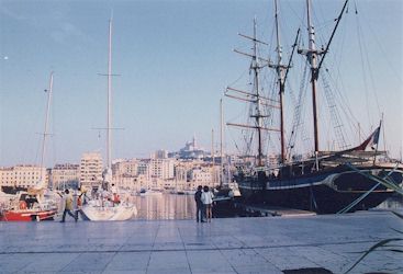 マルセイユの教会：港からの遠望　1990撮影（フランス）