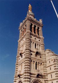 マルセイユの教会：塔見上げ