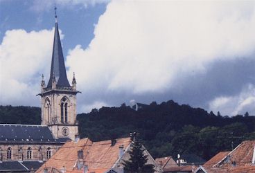 ロンシャン村にある教会　丘の上に教会が遠望できる