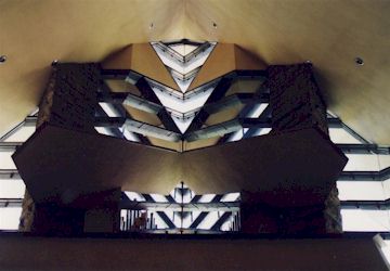 ユニタリアン教会　内部正面の窓