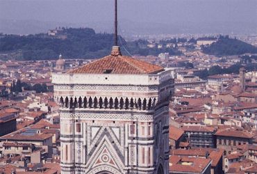 フィレンツェの聖堂ドーム上部より塔上部を見る