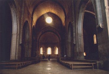 ル・トロネ修道院内部