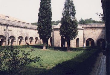 ル･トロネ修道院中庭