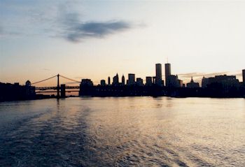 夕暮れのマンハッタン島、中央にＷＴＣが見える。　1994年5月撮影
