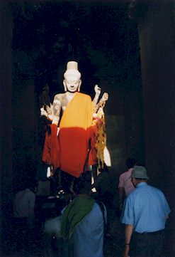 脇入口正面にあるヴィシュヌ神立像