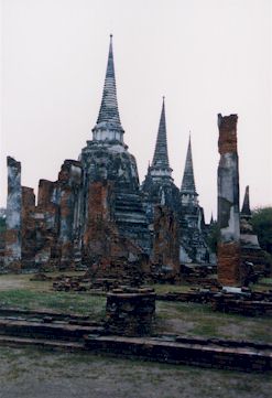 アユタヤ寺院遺跡（スリランカ様式の仏塔）　ワット・プラ・シー・サンペット　18世紀ビルマ軍により破壊された