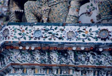 壁面詳細　陶器が漆喰で固定された美しい壁面