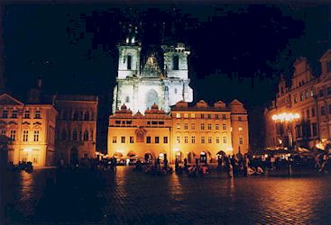 旧市街広場夜景正面にティーン教会が見える。