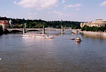ヴルタヴァ川−1　歴史的な美しい街並みを水面からみる遊覧船が見える。