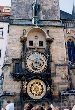 旧市街広場の旧市庁舎塔下部にある天動説に基づいた天文時計
