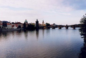 静かな水面に古都プラハが写る。