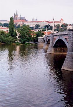 静かな水面にプラハ城と橋が写る