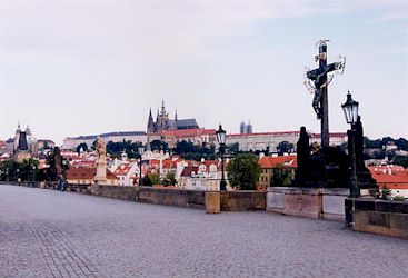 朝のカレル橋からプラハ城を望む