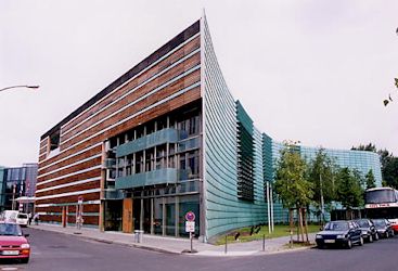 外壁板張りの大使館（北欧の国）