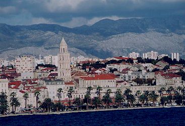 海岸の大通りの奥に港町のシンボル白い大理石の塔が見える。