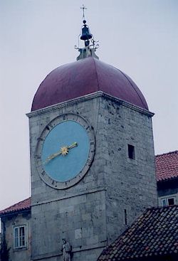 広場に面した可愛らしい時計塔。