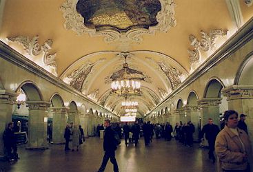 モスクワ。地下鉄。内部はとても美しい。