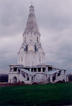 モスクワ市内の公園にある白い教会。