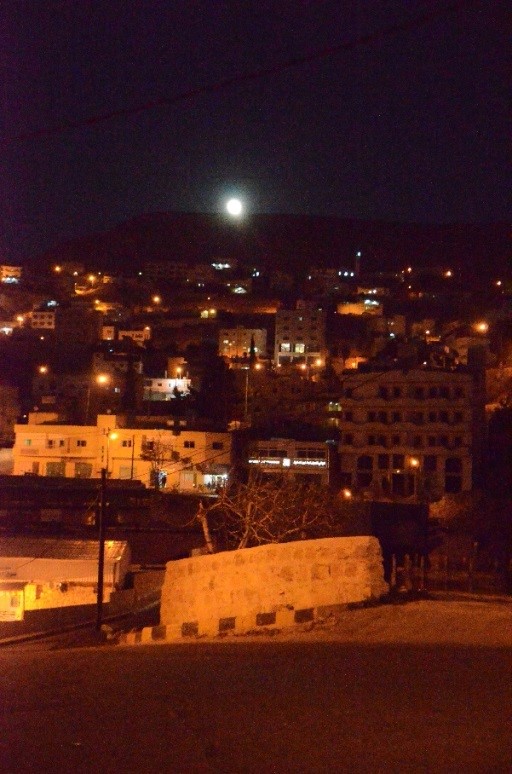 ホテル近くの坂道から見たヨルダンの月