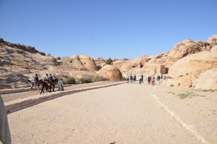 遺跡に向かう通りには馬やロバ、馬車等の乗り物がある。