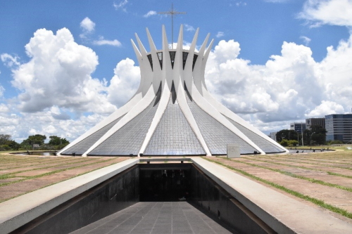 ブラジリア大聖堂　正面スロープを下り内部に入る