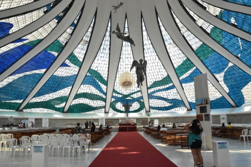 ブラジリア大聖堂　正面祭壇を見る